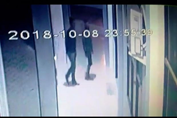 Pencuri Kotak Amal dan Speaker Masjid Terekam CCTV