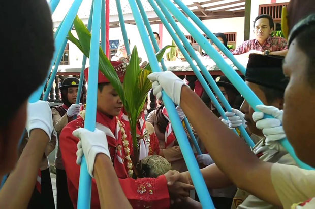 Pernikahan Unik ala Dua Anggota Pramuka di Kendal