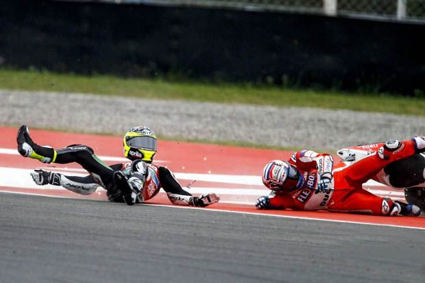Insiden Aleix Espargaro (kiri-Aprilia Gresini) mengakibatkan terjatuhnya Andrea Dovizioso (Ducati) di lomba MotoGP Argentina 2017. (Foto-GPOne)
