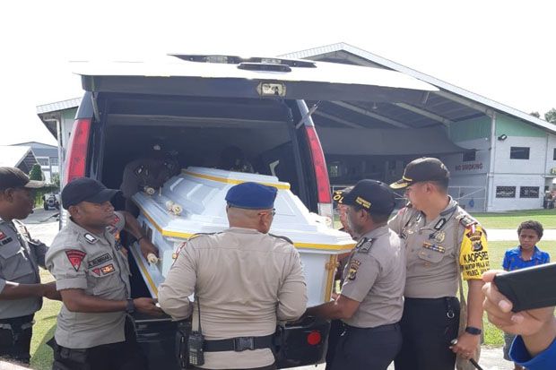 Isak Tangis Warnai Kedatangan Jenazah Brigpol Sinton Kabarek di Jayapura