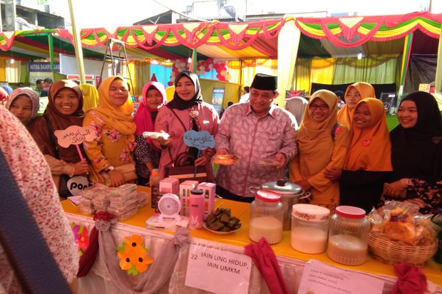 Warga Berebut Berfoto dan Elu-elukan Isnan Wali Kota Kami