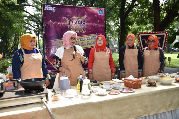 V Radio Ajak Mpok Fery Anies Baswedan Masak Tauge Goreng Betawi