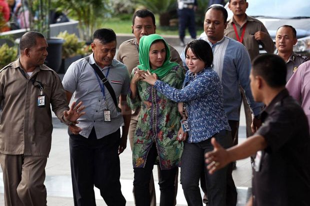 Gubernur Bengkulu dan Istrinya Ditetapkan Tersangka