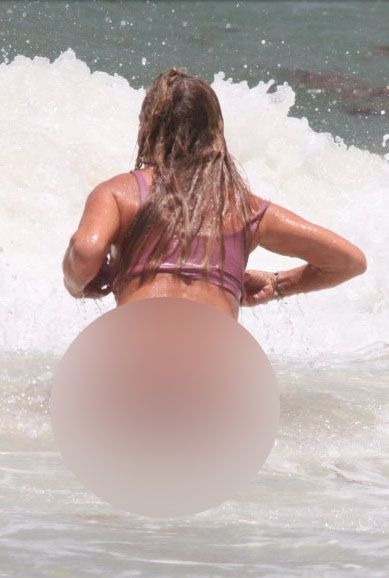 Liburan ke Pantai, Bikini Istri Pelatih Liverpool Nyaris Copot