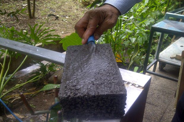 Hebat! Dosen ITB Ciptakan Konstruksi Jalan dan Paving Blok Penyerap Air