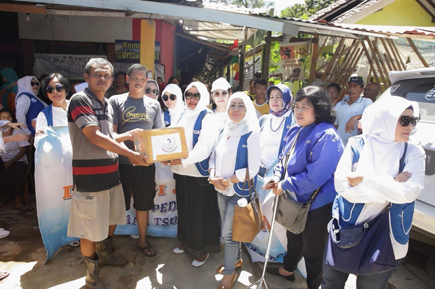 Iwapi Serahkan Bantuan untuk Korban Tsunami Selat Sunda