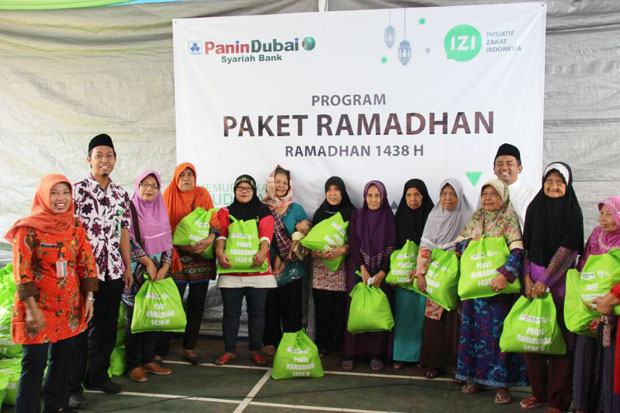 See Joyous of Street Sweepers and Traders When Get Ramadan Package