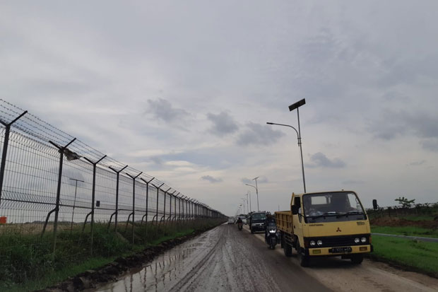 Rusak Parah, Jalan Parimeter Utara Soetta Bagaikan Kubangan Kerbau
