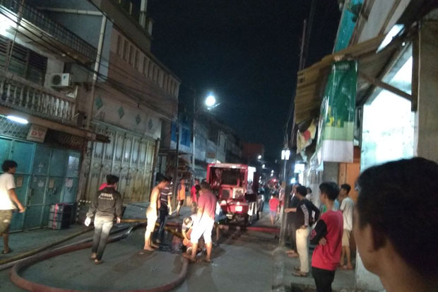 Rumah Padat Penduduk di Belakang Seasons City Terbakar