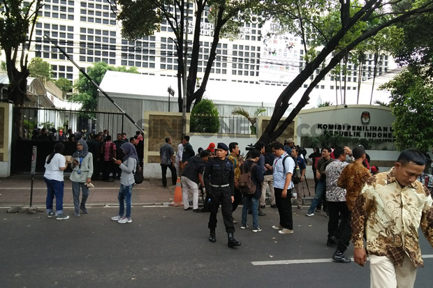 Jelang Pengambilan Nomor Urut Capres-Cawapres, KPU Dijaga Ketat