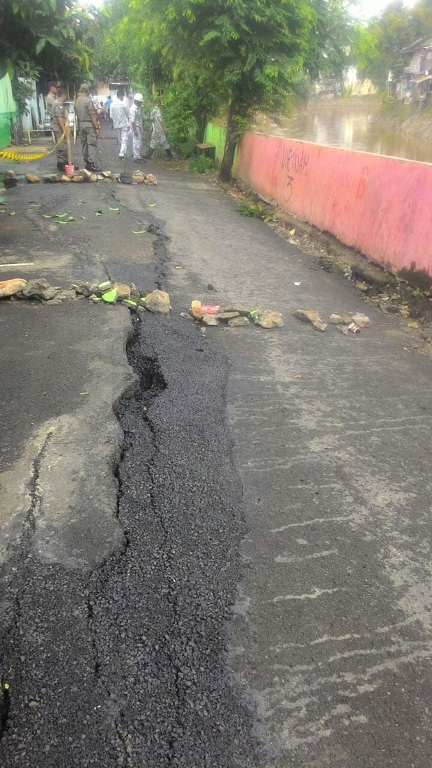 Jalan Retak di Pinggir Sungai Ciliwung, Warga Berlan Was-was Ambles