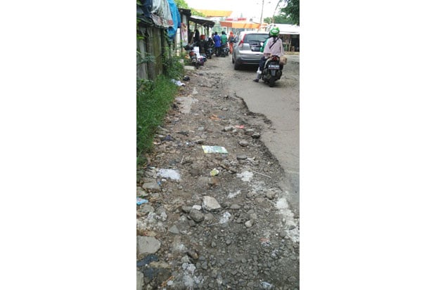 Jalan Menuju Stasiun Rusak, Warga: Bahaya, Susah dan Ngeri Lewat