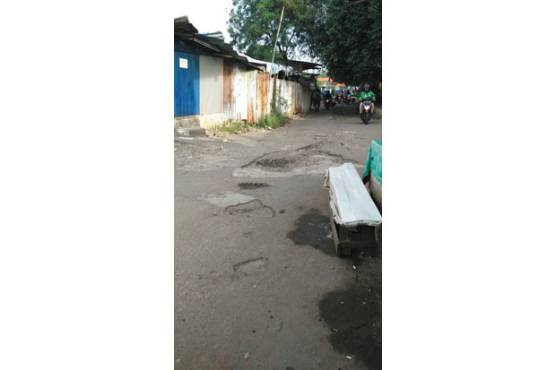 Jalan Menuju Stasiun Rusak, Warga: Bahaya, Susah dan Ngeri Lewat