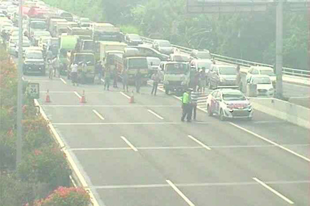 Kebakaran Lapak di Kolong Tol, Jalan Tol Pluit Dialihkan
