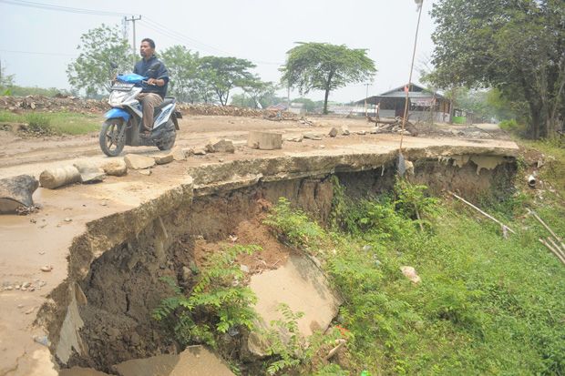 Diguyur Hujan, Jalan Penghubung Cibitung-Cikarang Barat Ambles 2 Meter