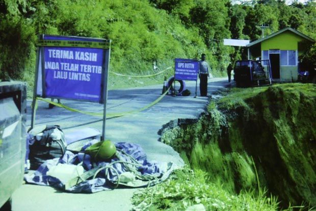 Kondisi jalan nasional di Kabupaten Pakpak Bharat, Sumatera Utara. Foto/KORAN SINDO/Isra Triansyah