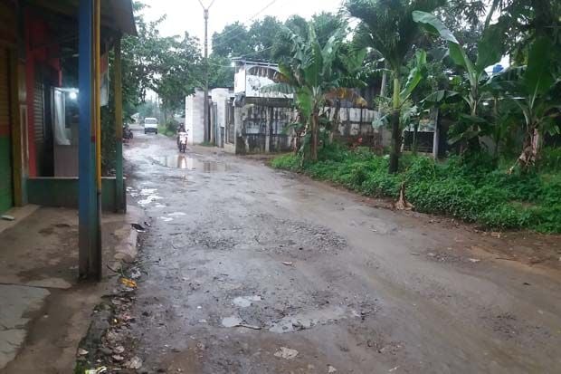 Rusak Parah, Jalanan di Citayam Mirip Jalur Offroad