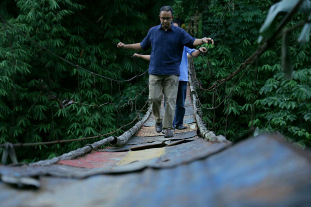 Periksa Jembatan Gantung, Anies Sebut seperti di Film Indiana Jones