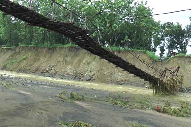 Diterjang Banjir, Jembatan Gantung Cipluk-Sojomerto Putus