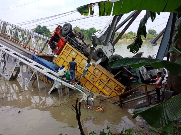 Jembatan Penghubung Lamongan-Tuban Ambruk, Sejumlah Truk Terjun ke Sungai