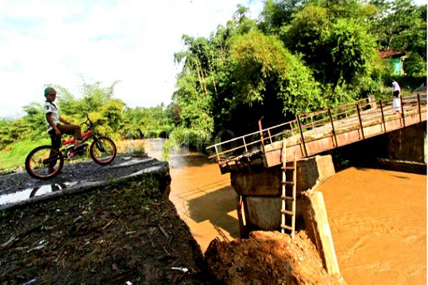 Warga Kecewa, Perbaikan Jembatan Bonceret Terkatung-katung