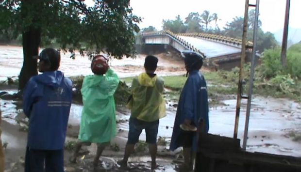 Jembatan Moncongloe Roboh, Jalur Takalar-Gowa Terputus