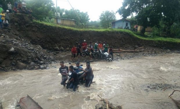 2 Jembatan Putus di Sikka Dihantam Banjir, Jalur Pantura Flores Lumpuh