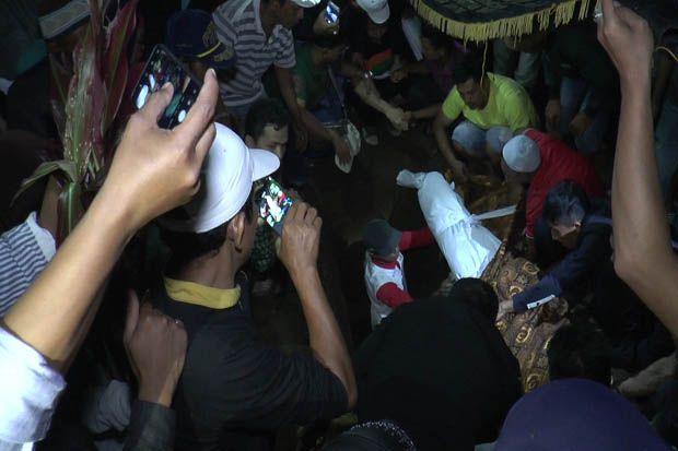 Santri Korban Penganiayaan Temannya Dimakamkan di Pemakaman Keluarga