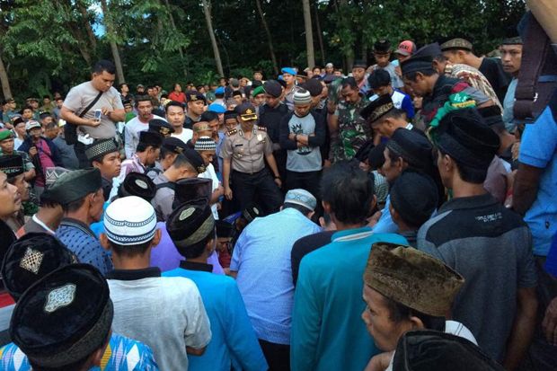 pemakaman indra Pemakaman jenazah Indra korban penembakan oknum polisi. Foto/MNC Media/Era Neima Wedya