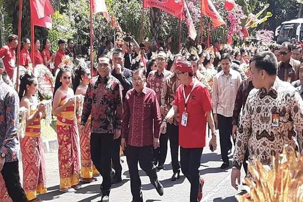 Jokowi-JK Tiba di Arena Kongres PDIP