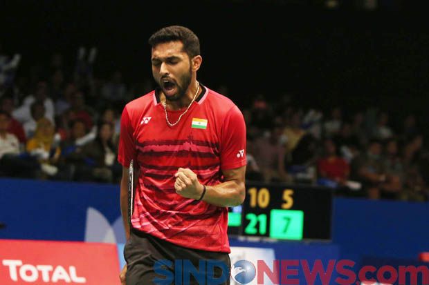 Prannoy H.S mengangkat tangan usai mengalahkan Lee Chong Wei pada babak II Indonesia Open Super Series Premier 2017, Kamis (15/6). (Foto/Koran Sindo/Djuli Pamungkas)
