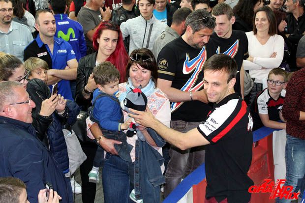 Johann Zarco memberi topi kepada anak kecil dalam sebuah acara jelang MotoGP Prancis 2017. (Foto-JohannZarco1)