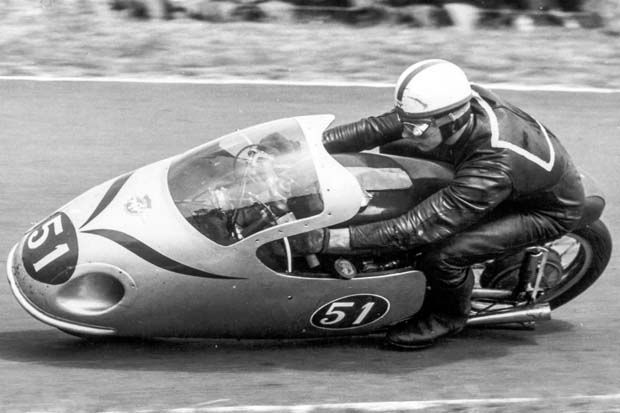 John Surtees semasa aktif balapan di Kejuaraan Dunia. (Foto-MotoGP)