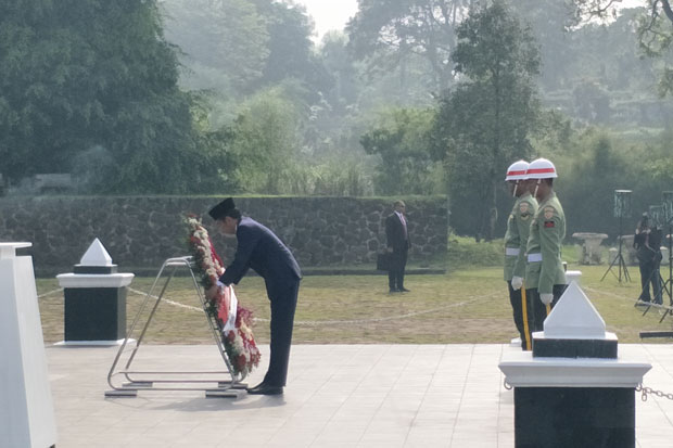 Hari Pahlawan, Jokowi Tabur Bunga di TMP Cikutra Bandung