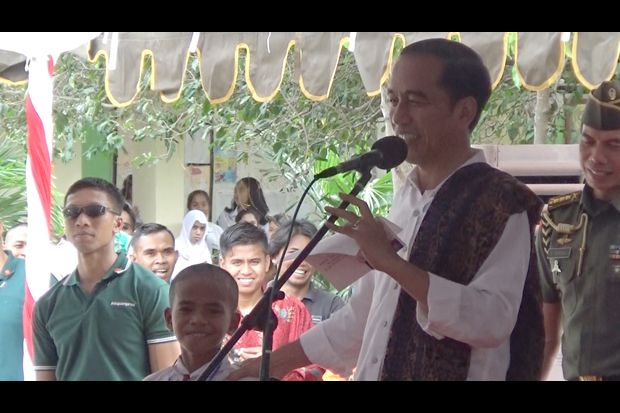 Jokowi Beri Sepeda Siswa yang Mirip Dirinya saat SD
