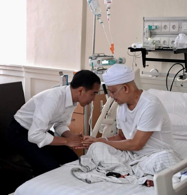 Jenguk Ustaz Arifin Ilham, Jokowi Doakan Lekas Sembuh