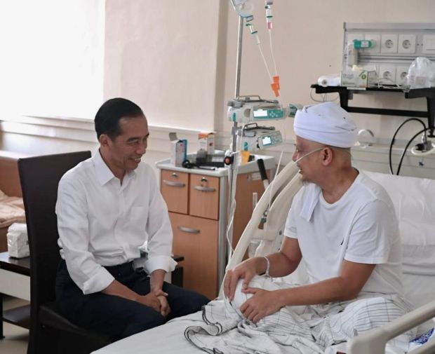 Jenguk Ustaz Arifin Ilham, Jokowi Doakan Lekas Sembuh