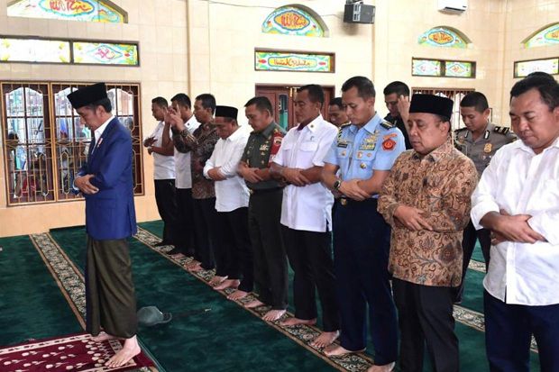 Usai Salat di Masjid Uswatun Hasanah, Jokowi Salami Warga Binjai