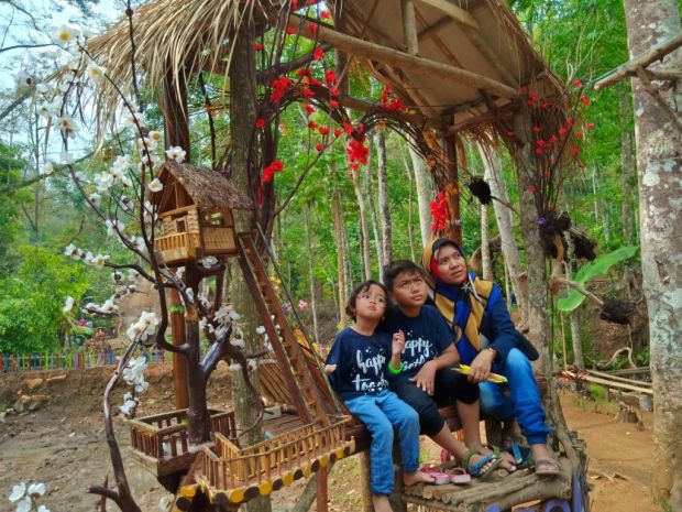 Nikmati Sensasi Kuliner Dipadu dengan Alam di Taman Sungai Sumber Biru Jombang
