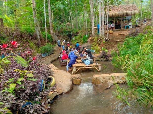 Nikmati Sensasi Kuliner Dipadu dengan Alam di Taman Sungai Sumber Biru Jombang