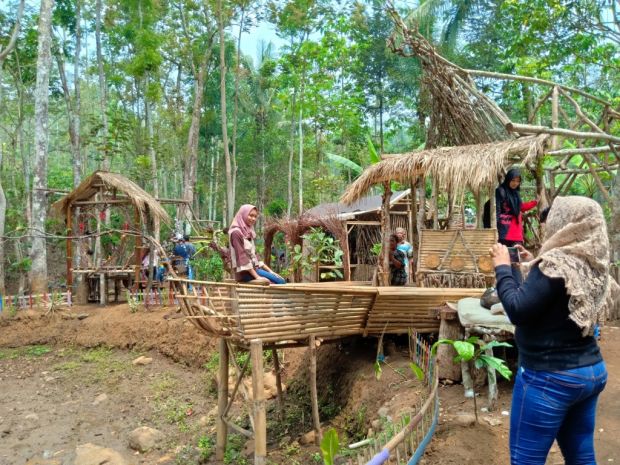 Nikmati Sensasi Kuliner Dipadu dengan Alam di Taman Sungai Sumber Biru Jombang