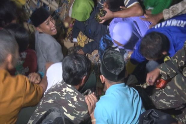 Berebut Tumpeng, Syukuran Pelantikan Bupati Jombang Berlangsung Ricuh