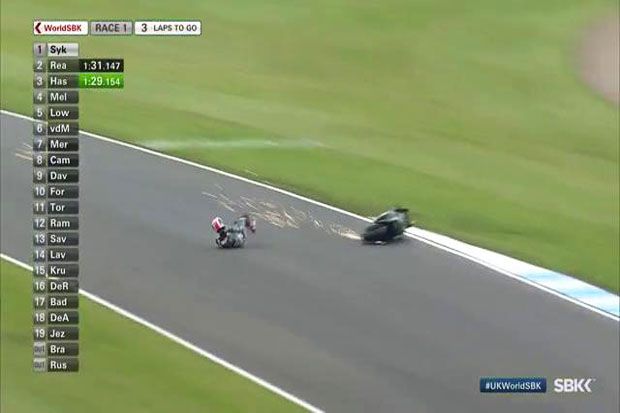 Jonathan Rea (Kawasaki Racing Team) terjatuh di sisa tiga putaran Race 1 WSBK Inggris 2017. (Foto-WSBK)