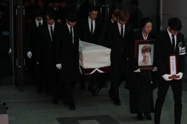 Isak Tangis Iringi Pemakaman Terakhir Jonghyun SHINee