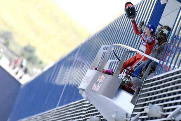 Jorge Lorenzo (Ducati) saat muncul di podium juara ketiga MotoGP Jerez 2017. (Foto-Marca.es)