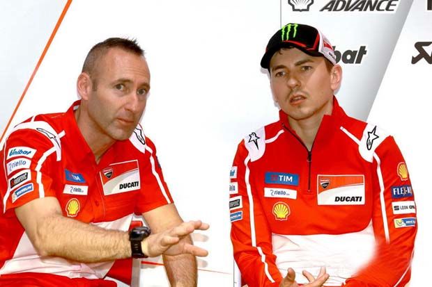 Jorge Lorenzo (kanan) dengan Cristian Gabarrini di garasi Ducati pada MotoGP Qatar 2017. (Foto-Motorsport)