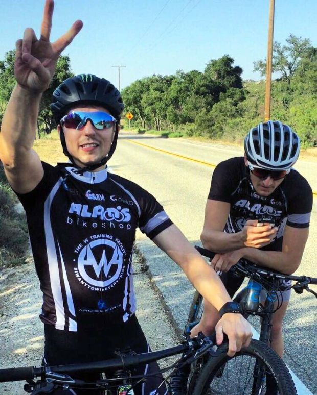 Jorge Lorenzo (kiri) di sela-sela latihan bersepeda di California jelang MotoGP Austin 2017. (Foto-JL99)