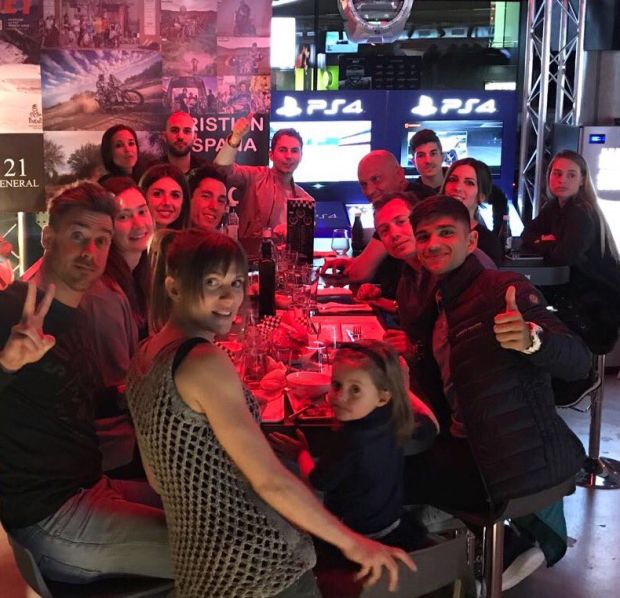 Jorge Lorenzo dan Maverick Vinales (atas) dalam acara makan malam bersama Aleix Espargao dkk di museum juara dunia Jorge Lorenzo. (Foto-JL99)