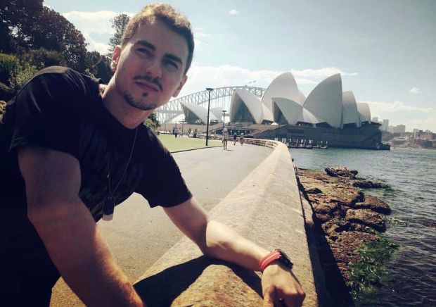 Jorge Lorenzo di Gedung Opera Sydney jelang tes pramusim II MotoGP 2017 di Sirkuit Phillip Island Australia. (Foto-twitter)