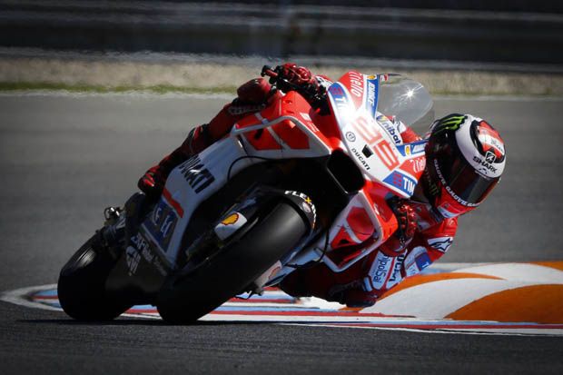 Jorge Lorenzo tampak memacu Ducati Desmosedici GP17 dengan bentuk fairing-winglet baru di MotoGP Brno 2017. (Foto-MotoGP) 2